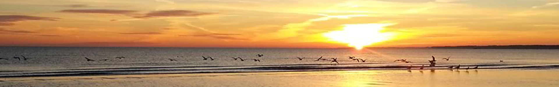 Familie am Strand der Ostsee im Sonnenuntergang 